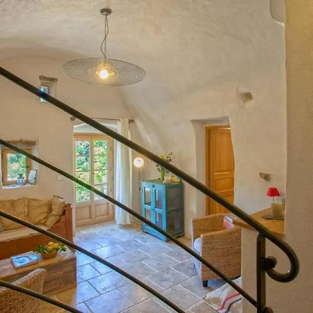 Proche Avec Piscine
